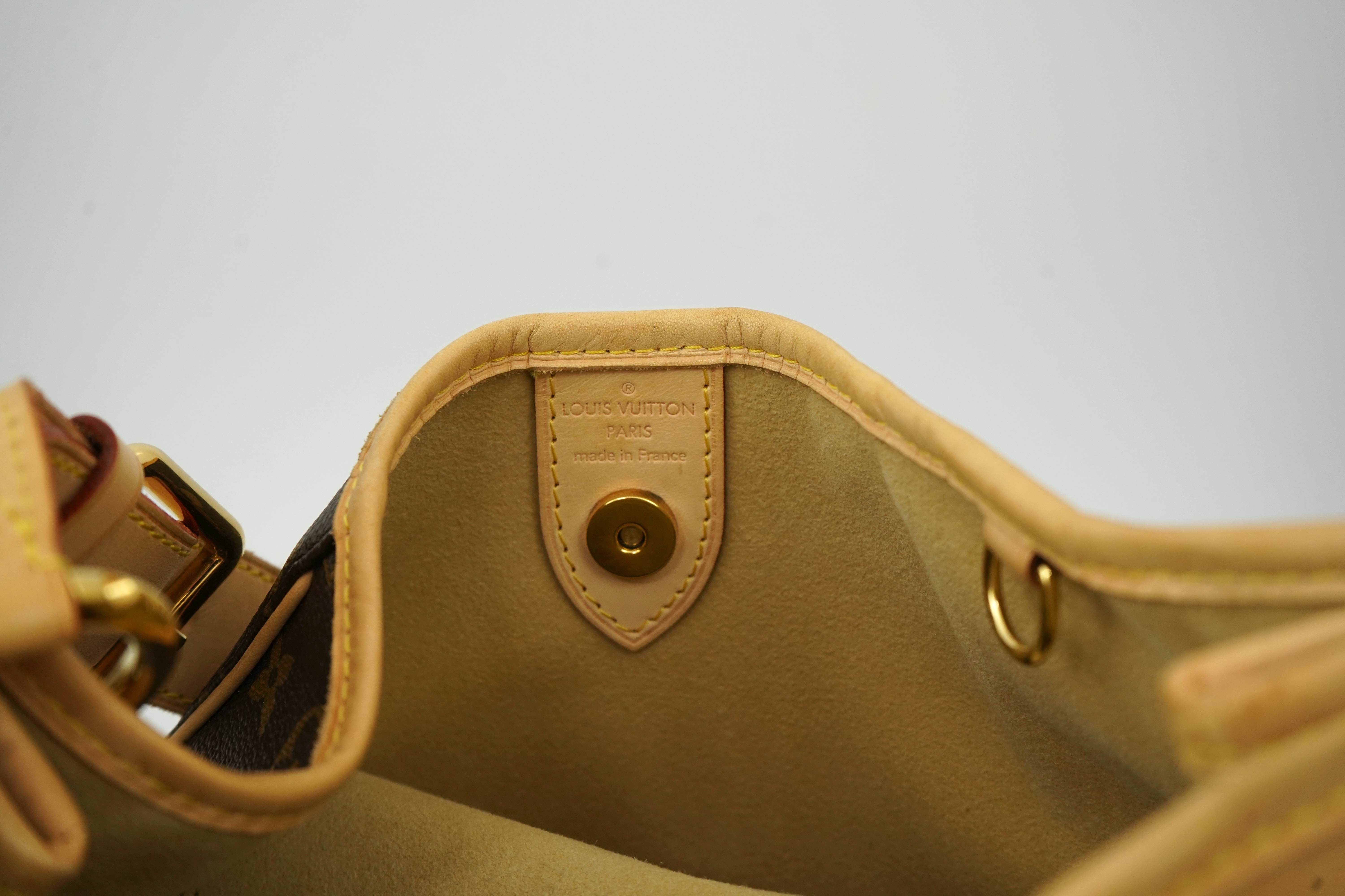 A Louis Vuitton brown monogram canvas with natural cowhide trim and gold-toned hardware